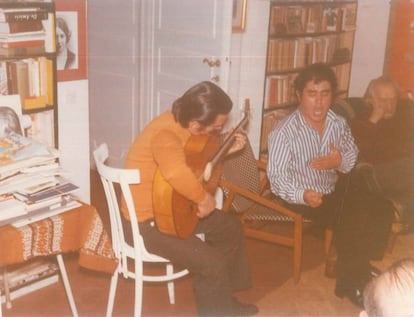 José Menese con la guitarra y Rafael Alberti escuchando en su casa de Roma en 1972