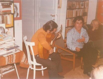 José Menese con la guitarra y Rafael Alberti escuchando en su casa de Roma en 1972