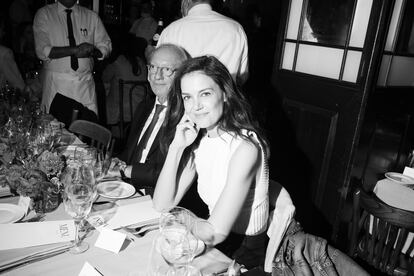 Isak Andic junto a la actriz Katie Holmes en la fiesta celebrada en Nueva York.