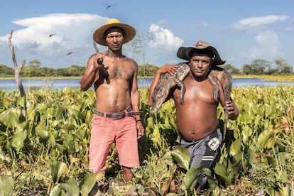 Due dei numerosi cacciatori di alligatori che operano sulle rive del fiume Magdalena. È la sua occupazione principale dopo aver abbandonato la pesca.