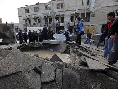 La policía iraquí inspecciona el lugar donde ha hecho explosión el coche bomba.