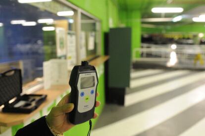 Alcoholímetro para uso de los clientes en el aparcamiento de El Corte Inglés, en Vitoria.