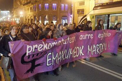 Algo más de mil personas, en su mayoría mujeres, se manifestaron ayer tarde en Bilbao a favor del empleo de calidad femenino.