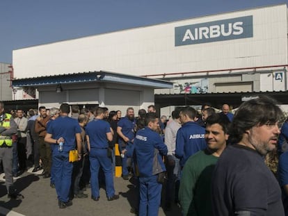 Trabajadores de la planta de Airbus Tablada (Sevilla) se concentran en su horario de descanso contra el plan de ajuste laboral presentado por la empresa.