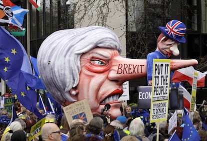 una efigie satírica de la primera ministra británica, Theresa May, circula entre los concentrados en Londres.