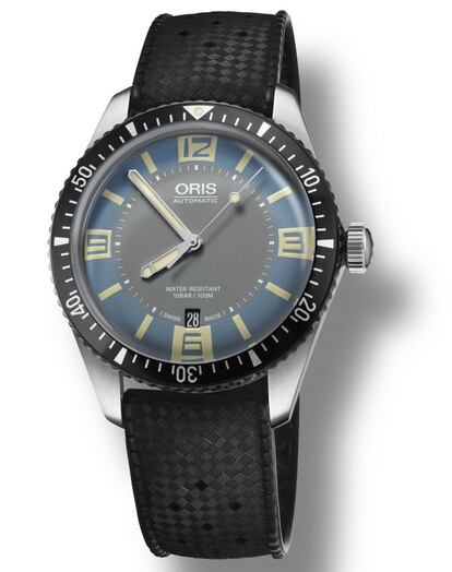 Más vintage que el chaquetón de la abuela. El retro de la familia Divers Sixty-Five, de Oris, luce una esfera inspirada en la paleta de colores de los años 60. El gris y el azul reinan en este reloj de buceo, sumergible hasta los 100 metros, dotado de un movimiento automático con fecha a las 6 horas. Bisel giratorio unidireccional. Precio: 1.690 euros.