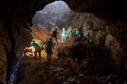 Parte del equipo de la ESA, que congregó a medio centenar de científicos, se prepara para instalar un laboratorio y recoger muestras en un túnel de lava.