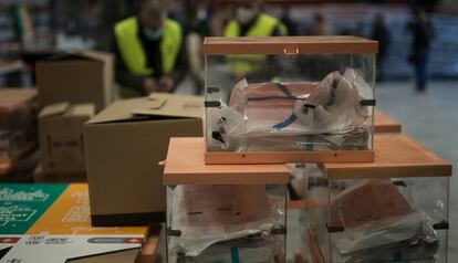 Preparación del material electoral en un almacén municipal de Barcelona.