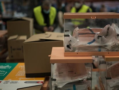 Preparació del material electoral en un magatzem municipal de Barcelona, aquets dimecres.