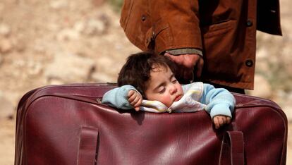 Un niño duerme dentro de un bolso en Beit Sawa, en el este de Guta, en Siria. 