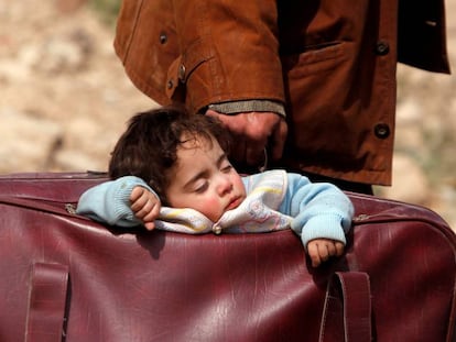 Un niño duerme dentro de un bolso en Beit Sawa, en el este de Guta, en Siria. 