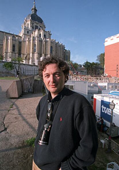 Javier Montemayor, delante de la catedral de la Almudena.