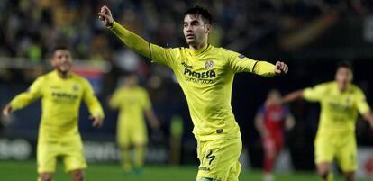 Trigueros celebra un gol ante el Steaua en la Europa League.