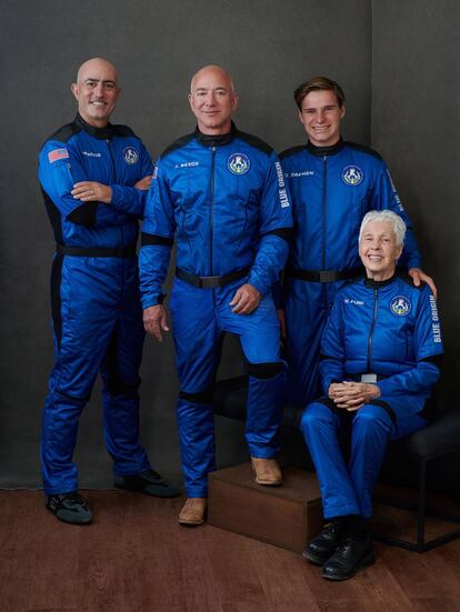 Este vuelo implica varios récords anecdóticos. Wally Funk, una piloto de 82 años, se convierte en la persona de mayor edad en volar al espacio. Por su parte, los 18 años de Daemen, hijo de un rico holandés, suponen que sea el astronauta más joven de la historia. Y los Bezos son los primeros hermanos en coincidir en el espacio.