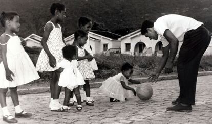 Garrincha con sus hijas.