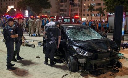 Polícia inspeciona carro que invadiu o calçadão e a praia de Copacabana, no Rio de Janeiro, matando ao menos um bebê de oito meses e ferindo mais de uma dezena de pessoas. O motorista, segundo o site G1, foi detido e disse à polícia que "apagou" após sofrer um ataque epilético.