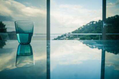 Glass of water on table agua