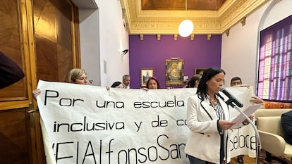 Familias del CEI Alfonso Sancho protestan por el mantenimiento de una línea educativa en el centro, durante el Ayuntamiento de Jaén.