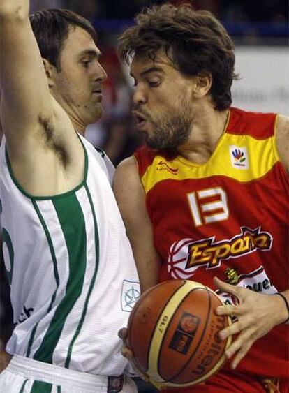 Marc Gasol lucha con Lorbek en un amistoso ante Eslovenia.