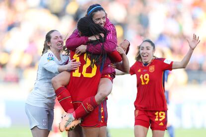Las jugadoras de la selección de España celebran el segundo gol de Salma Paralluelo.  