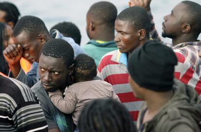 Entre las personas que han intentado cruzar el Estrecho hasta el mediodía de este martes hay 405 varones, 49 mujeres, 15 menores. 