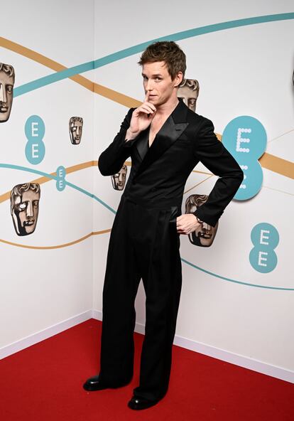 Eddie Redmayne, quien no tiene miedo a arriesgar, escogió un traje de corte setentero creado para él por Harry Lambert.