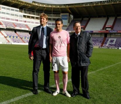 Carlos Suárez, a la izquierda, junto a Peña en la presentación de la nueva camiseta.