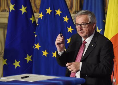 El presidente de la Comisión Europea, Jean-Claude Juncker, antes de firmar la Declaración de Roma.