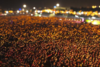 Miles de personas se concentran en la plaza del palacio real de Bangkonk, para celebrar el aniversario del rey Bhumibol Adulyadej, que hoy cumple 84 años, convirtiéndose en el monarca más longevo en el trono, que ocupa desde 1946.