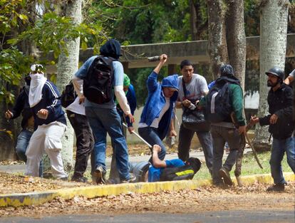 Un estudiante es agredido por partidarios del presidente Nicolás Maduro en la Universidad Central de Venezuela, durante una protesta contra el gobierno en Caracas.