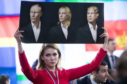 Una periodista protesta contra Putin, Le Pen y Trump en Mosc&uacute;, en diciembre pasado.