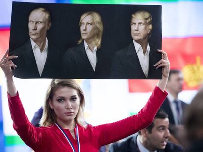Una periodista protesta contra Putin, Le Pen y Trump en Mosc&uacute;, en diciembre pasado.