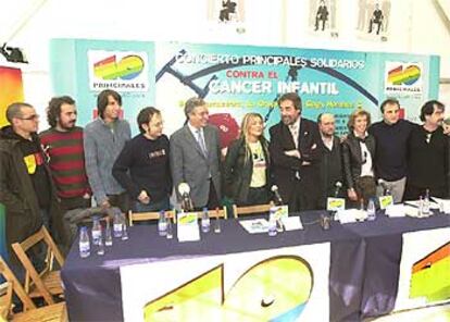 Eros Ramazotti y los integrantes de La Oreja de Van Gogh y de los Hombres G, junto al director de la cadena SER en Aragón, Julián de Arriba; el alcalde de Zaragoza, Juan Alberto Belloch; el director de Los 40 Principales, Jaume Baró, y la presidenta de la Asociación Española Contra el Cáncer, Cecilia Plañol.