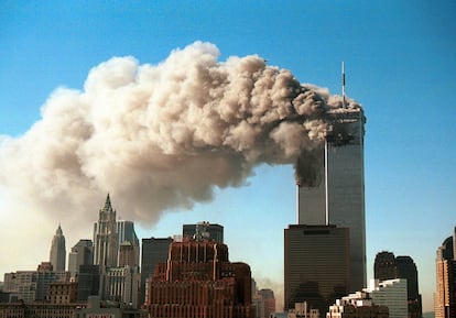 Humo saliendo de las torres del World Trade Center después de que estas fueran atacadas por los dos aviones secuestrados por los terroristas.