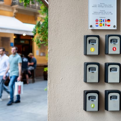 Julio de 2024 - Reportaje sobre turismo masivo en Málaga, Mallorca y Barcelona - ©Jordi Adrià    ----PIEFOTO----    De compras por Málaga, y telefonillo de un edificio lleno de pisos turísticos en el centro de la ciudad.