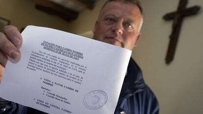 Lorenzo Rodriguez, alcalde de Castrillo Matajudios, sujeta una de las papaletes que se han utilizado este domingo.