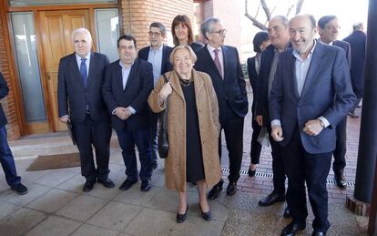 Mar&iacute;a Teresa Castells, viuda de Recalde, antes del homenaje y en compa&ntilde;&iacute;a de Rubalcaba, J&aacute;utregui, Mendia, Gasco y L&oacute;pez, entre otros.