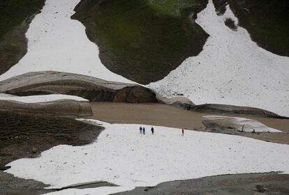 Un grupo de personas caminan entre la nieve este miércoles en Sonamarg, una zona montañosa de la Cachemira india.