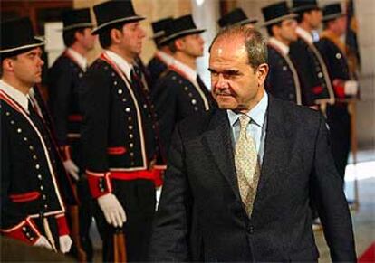 Manuel Chaves, ayer, a la entrada del Palau de la Generalitat.