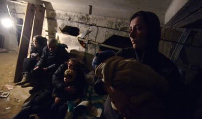 Un grupo de personas espera en un refugio el final de un bombardeo sobre Enakievo (Ucrania), el pasado 29 de enero.