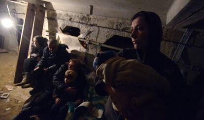 Un grupo de personas espera en un refugio el final de un bombardeo sobre Enakievo (Ucrania), el pasado 29 de enero.