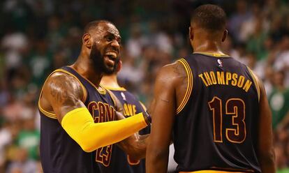 LeBron James y Tristan Thompson en el duelo contra los Celtics