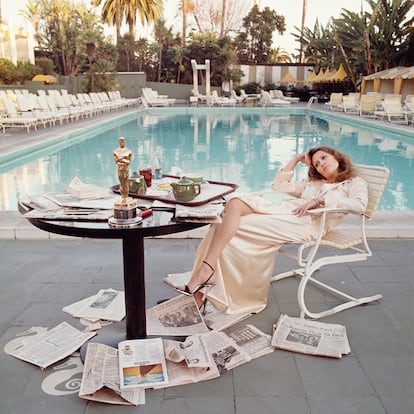 Faye Dunaway, al día siguiente de haber ganado el Oscar a mejor actriz por 'Un mundo implacable', en The Beverly Hills Hotel, California, en 1977. 