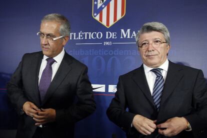 El técnico Gregorio Manzano, junto al presidente del Atlético de Madrid, Enrique Cerezo