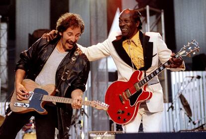 Bruce Springsteen y Chuck Berry durante una actuación en 1995. 