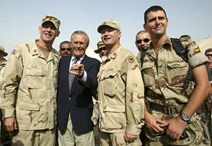 Rumsfeld (en el centro, de paisano) posa junto a un grupo de militares, ayer en la provincia iraquí de Babilonia.