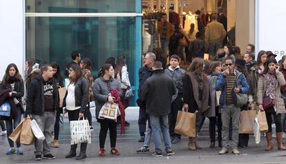 <span >Compradores a la entrada de la tienda de la Gran Vía de Madrid.</span>