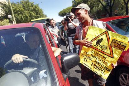 Uno de los indignados muestra un cartel tras el desahucio de ayer.