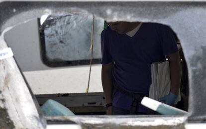 El juez José Antonio Vázquez Taín inspecciona el interior de uno de los vagones siniestrados en el accidente, 25 de julio de 2013. Fuentes del Tribunal Superior de Xustiza de Galicia (TSXG) han confirmado que el trabajo de la comitiva judicial, dirigida por el titular del juzgado número 3 de Santiago y Taín como magistrado de refuerzo, está siendo "complicado" porque quedan zonas "de más difícil acceso que hace falta levantarlos porque han quedado hechos un amasijo".