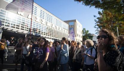 Protesta feminista, dilluns, davant de la sala Razzmatazz.